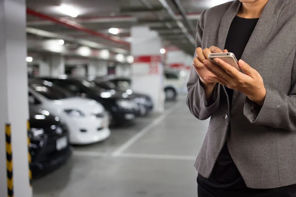 Araba ile yer altı otoparkı işkadını.