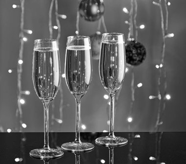 Üç kadeh şampanya ve arka planda da bokeh efekti ışıkları var..