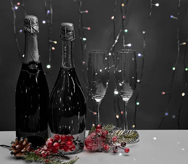 Yeni yıl şampanyası, Noel ışıkları arka planda şenlikli süslemeler.