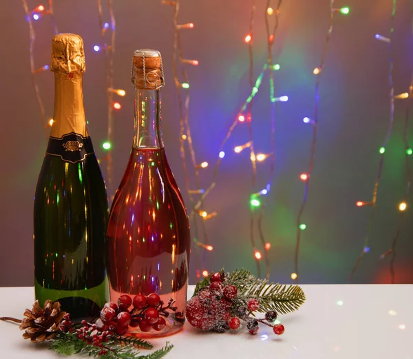 Yeni yıl şampanyası, Noel ışıkları arka planda şenlikli süslemeler.