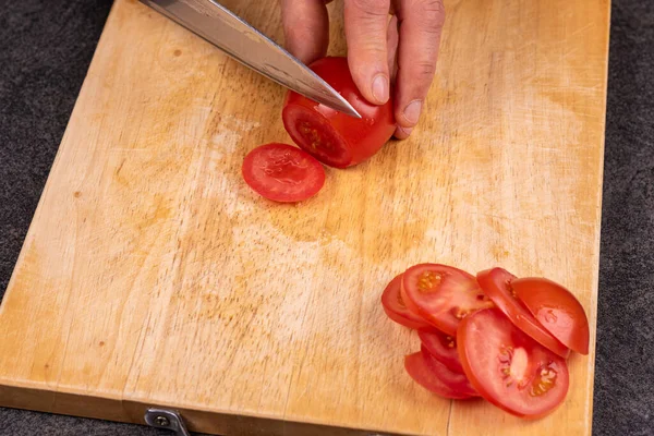 Pomodori Affettati Tagliere Legno Preparati Cottura — Foto Stock