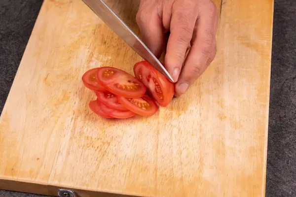 Tomates Tranchées Sur Planche Découper Bois Préparées Pour Cuisson — Photo