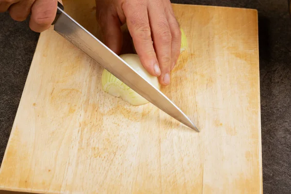 Mani Maschili Che Tagliano Cipolle Tagliere — Foto Stock