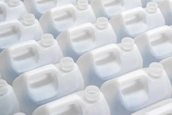 Kimya fabrikasındaki birçok plastik kutu üretim hattı için hazırlandı.