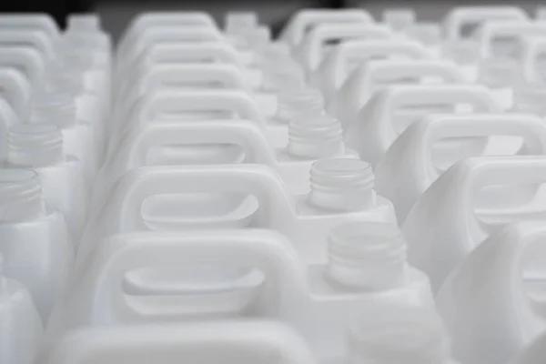 Kimya fabrikasındaki birçok plastik kutu üretim hattı için hazırlandı.