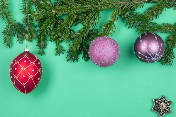 Świąteczny kompozycja z kolorowy świąteczny dekoracja i jodła gałąź i szyszka. — Zdjęcie stockowe