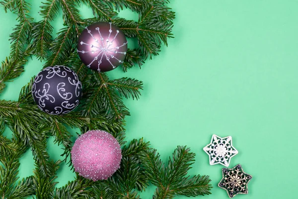 Composizione festiva con decorazioni natalizie colorate e rami di abete — Foto Stock