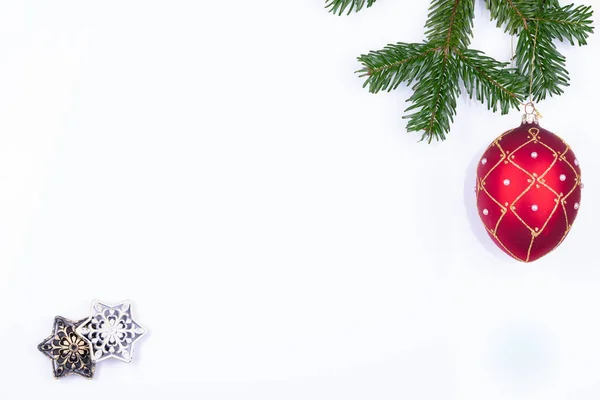 圣诞装饰品，白色坚实背景的冷杉树枝，与世隔绝. — 图库照片