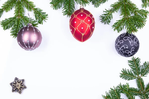 크리스마스 장식, 하얀 바탕에 있는 전나무 가지들, 고립 된 곳. — 스톡 사진