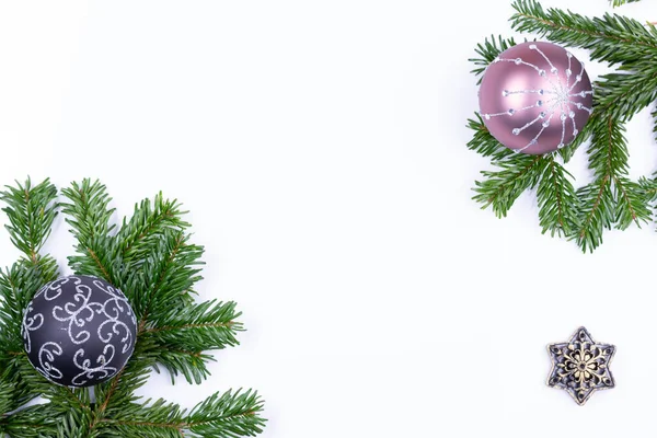 Vánoční dekorace, jedle větve na bílém pevném pozadí, izolované. — Stock fotografie