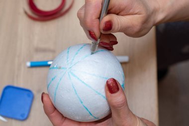 Bir kadının elleri Noel ağacı için süsleme yapıyor. Hobi fotoshoot