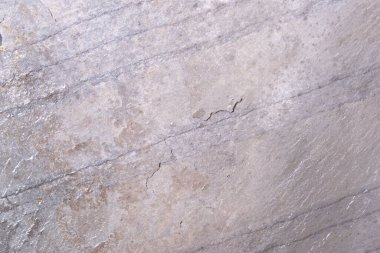 Eski bir çatı tahtası, arkaplan olarak çizgili taş dokusu..