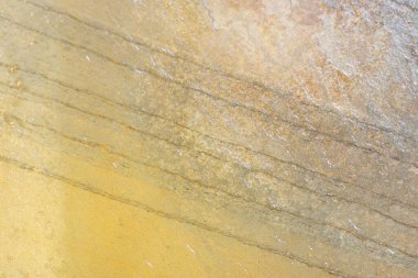 Eski bir çatı tahtası, arkaplan olarak çizgili taş dokusu..