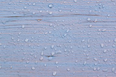 Renkli ahşap çit arka planda yağmur damlacıkları, ıslak, yatay.