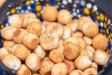 Noel arifesi kurabiyeleri Kuciukai veya Slizikai. Kuciukai, Litvanya 'da Noel arifesinde verilen bir yemektir. Kuciukai haşhaş sütüyle yenir..