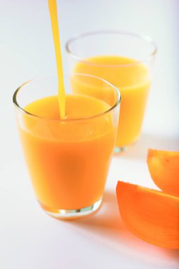 Beyaz bardaklara sağlıklı hurma suyu dök