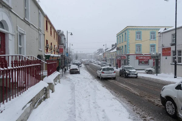 İrlanda - Mullingar kasabası yoğun kar yağışı sırasında karla kaplandı, ana cadde pasif.