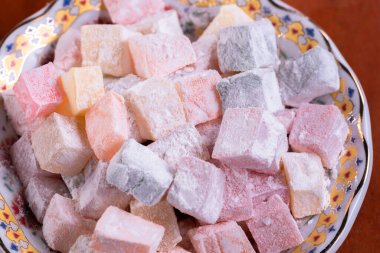 Tatlı lezzetli rahat lokum tabakta yakın plan çekimde .