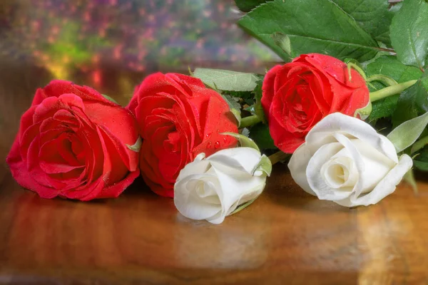 红木桌上美丽的玫瑰花束 夏日芬芳 — 图库照片