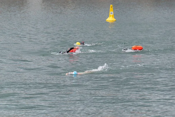 Nager en eau libre au début du triathlon — Photo