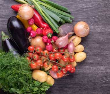Kırsal ahşap masa arkasında taze renkli organik sebzeler, tarım ve sağlıklı gıda konsepti..