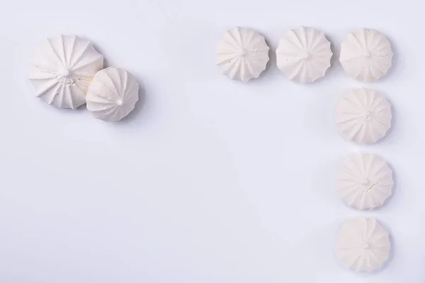Beyaz arkaplanda meringue kurabiyesi, arkaplan veya doku için, boşluğu kopyala.