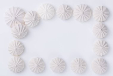 Beyaz arkaplanda meringue kurabiyesi, arkaplan veya doku için, boşluğu kopyala.