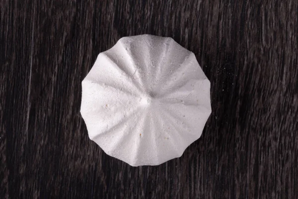 Koyu kırsal arkaplan üzerinde meringue kurabiyesi, arkaplan veya doku için, boşluğu kopyala.