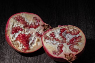 Nar meyvelerini ahşap bir kırsal masada bölüşürüz.