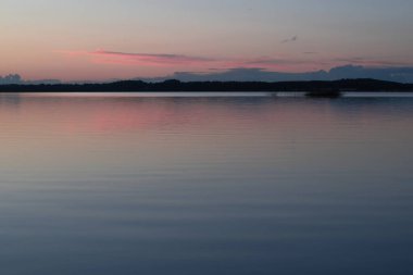 Lough Owell Gölü üzerinde sakin bir akşam, İrlanda 'nın iç kısımları naer Mullingar kasabası.