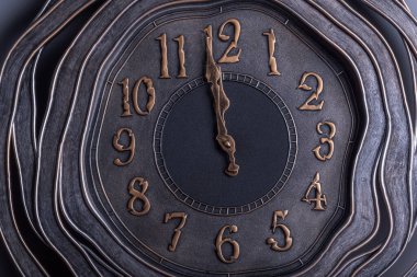 Çarpık şekilli eski tarz saat gece yarısına bir dakika var. .