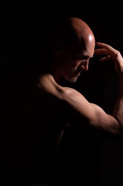 Pazılarını gösteren cesur bir adamın portresi.