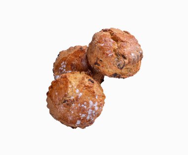 Taze pişmiş meyveli çörekler, beyaz üzerine izole edilmiş..