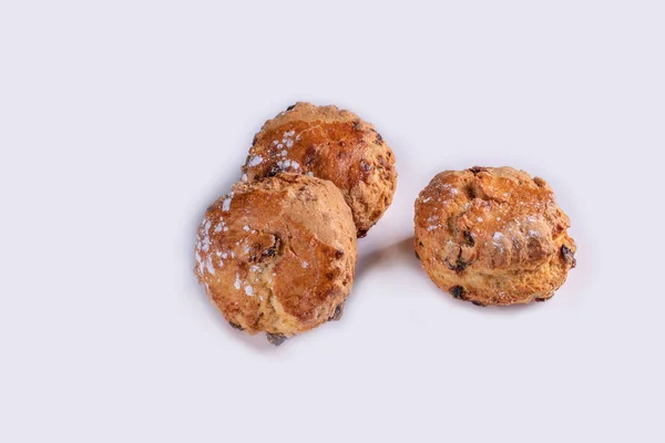 Scones de frutas acabados de fazer, isolados em branco. — Fotografia de Stock