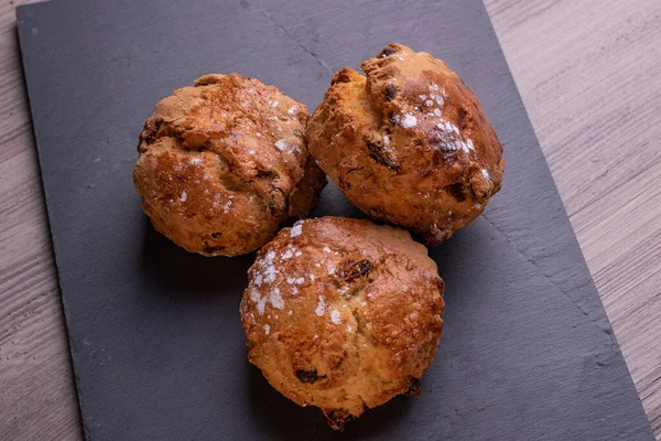 Üç taze meyveli çörek tabakta. .