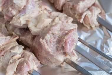 Terbiye edilmiş, şişte çiğ et parçaları, yakın plan.