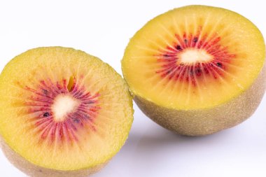 Beyaz arka planda izole edilmiş taze kırmızı kivi meyvesinin yakın plan görüntüsü.