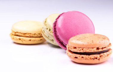 Makaronlar ve meyve koleksiyonu beyaz arkaplanda izole edildi.