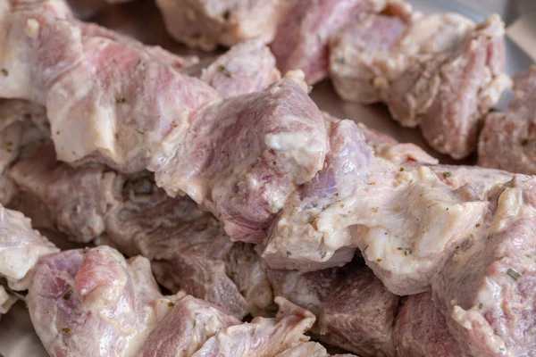 Terbiye edilmiş, şişte çiğ et parçaları, yakın plan.