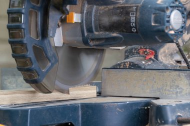 Carpenter DIY projesinde dairesel testere kullanıyor. Çembersel testere.