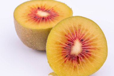 Beyaz arka planda izole edilmiş taze kırmızı kivi meyvesinin yakın plan görüntüsü.