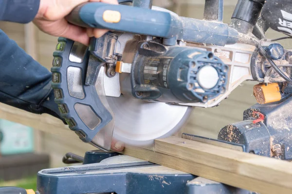 DIY projesinde Carpenter dairesel testere kullanıyor.