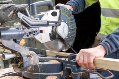 DIY projesinde Carpenter dairesel testere kullanıyor.