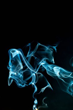 Siyah Arkaplan 'da çok renkli duman resmi. Soyut.