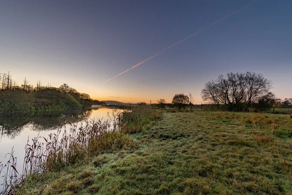 Cielo claro por la mañana en el río Inny con reflejos del cielo, árboles. — Foto de Stock
