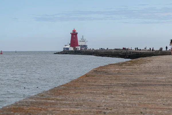 Frachtschiff läuft in Dublins Hafen am Leuchtturm Poolbeg ein. — Stockfoto