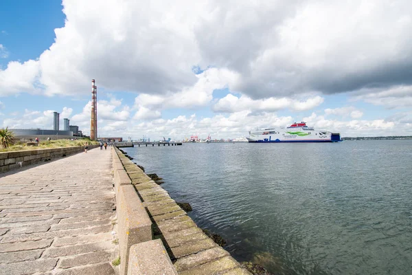 Navio de ferries que entra no porto de Dublin na central eléctrica de Poolbeg. — Fotografia de Stock