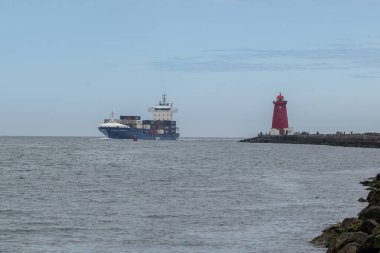 Kargo gemisi Dublin limanına giriyor..