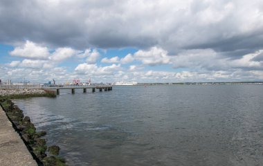 Oof Dublin limanını Poolbeg yürüyüş alanından görüntüle .