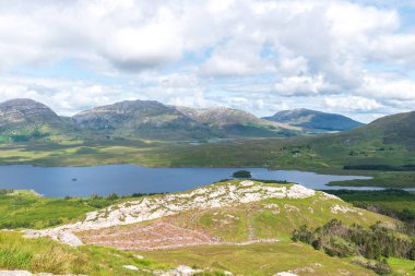 Dağlar Derryclare tepesinden Lough Inagh 'a bakıyor..